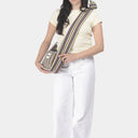 Nodo Organic Cotton bag in Fig & Sage, model shot 2